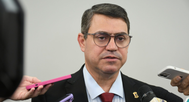 Dinho faz alerta e conclama vereadores ao enfrentamento da violência contra a mulher